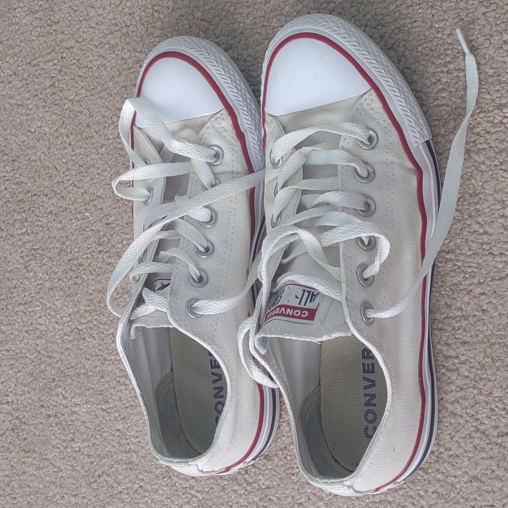 White Low Rise Converse💟